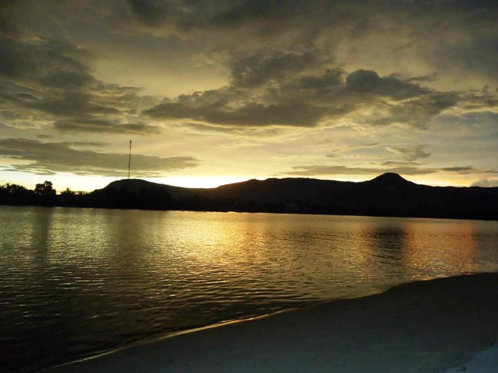 Nyny Hotel Kampot Buitenkant foto